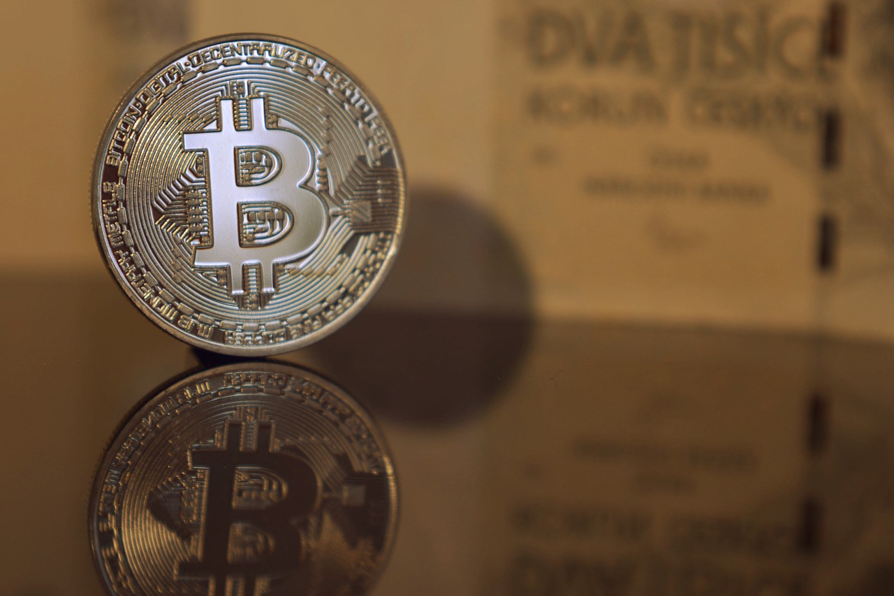 The Pros and Cons of Centralized vs. Decentralized Wallets